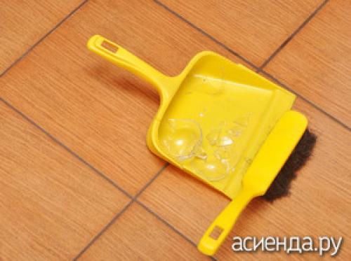 Что делать, если разбилось стекло. Как легко и быстро собрать битое стекло?