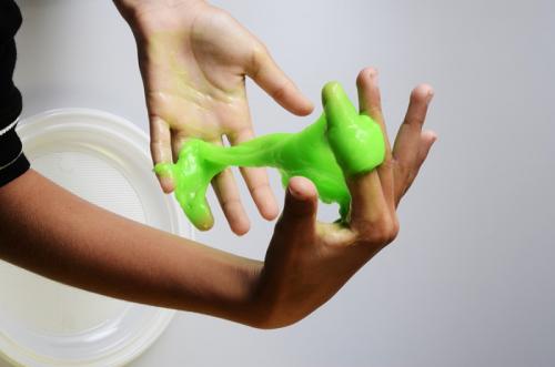 Как убрать засохший слайм с дивана. Как вывести пятно от лизуна с дивана самостоятельно в домашних условиях