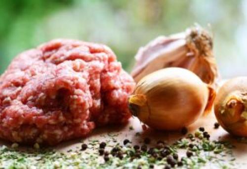 Сколько хранится фарш с луком в морозилке. Как долго говяжий фарш хранится в морозильной камере