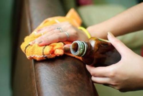 С белой кожи оттереть ручку с. Очистка пятен подручными средствами