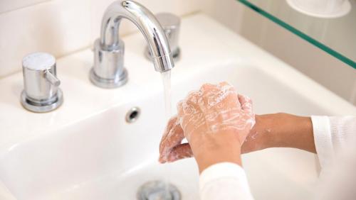 С белой кожи оттереть ручку с. Очистка пятен подручными средствами 03