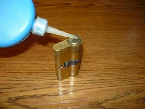 Смазка для дверных замков. Причины и последствия