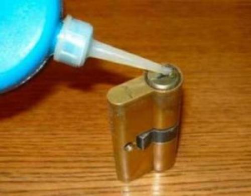 Чем смазывать замки дверные. Безвыходных ситуаций не бывает: чем смазать дверной замок, чтобы легко открывался