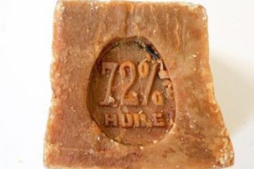 Как вывести жирное пятно содой и утюгом. Как вывести пятна жира с деликатных тканей? Что делать с жирными пятнами на одежде или материале, которые нельзя стирать или желательно не стирать? (пуховик, трикотаж, замша, обивка).