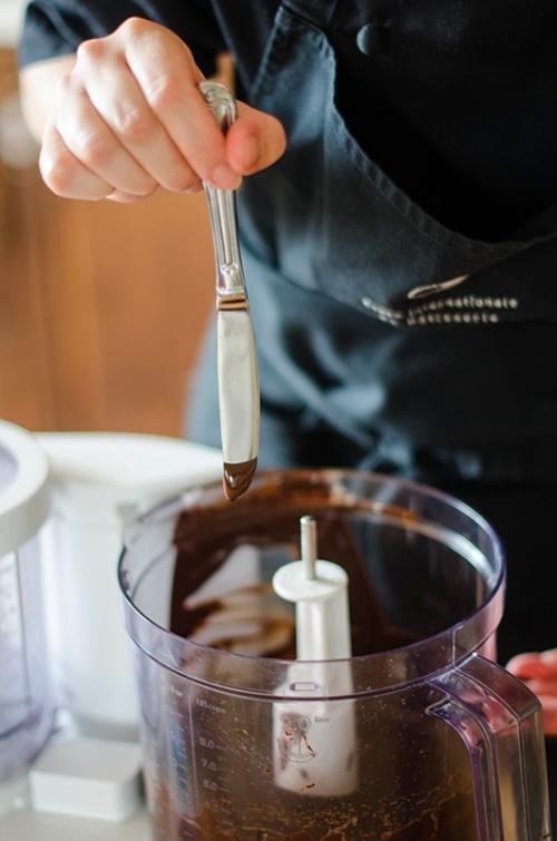 Как украсить бисквитный торт шоколадом. Декор для торта из шоколада