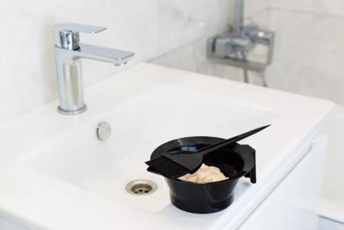 Как оттереть зеленую краску с кафеля и раковины. Как удалить краску для волос с раковины и других поверхностей: простые, но эффективные способы