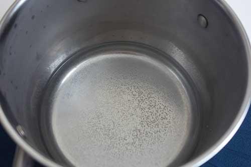 Светлые пятна на нержавейке. Как почистить кастрюлю из нержавейки от налета