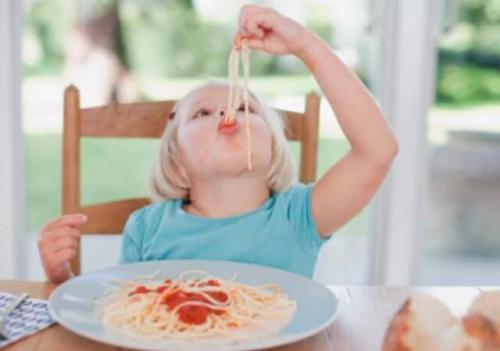 Можно ли использовать домашние средства для удаления зелёных пятен с цветной одежды. Удаление пятен органического происхождения с цветной одежды: как отстирать пятна пота, крови, соков, фруктов, соусов и т.д.