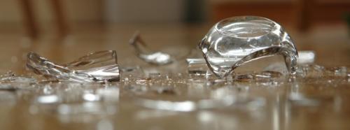 Что делать, если разбилось стекло. 5 безопасных способов собрать разбитое стекло