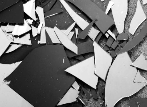 Упало и разбилось зеркало в ванной. Что делать, если зеркало разбилось или треснуло в доме, в офисе, на работе, в ванной: примета, молитва, заговор. Упало зеркало, но не разбилось: примета. Как правильно выбросить старое или разбитое зеркало?