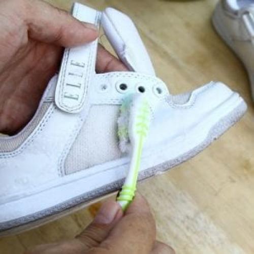 Как отмыть белые кроссовки содой. Традиционные способы удаления въевшихся загрязнений