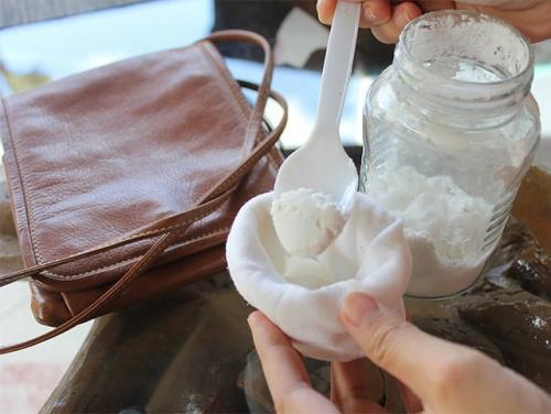 Как убрать запах от сумки из кожзама. Подручные средства для устранения аромата кожи